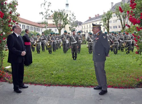 Viele Gratulanten fanden sich heute morgen bereits im Bischofshaus ein (im Bild: Bischof Schwarz mit Militärkommandant Spath und der Militärmusik Kärnten). (© Foto: Pressestelle/Eggenberger) Viele Gratulanten fanden sich heute morgen bereits im Bischofshaus ein (im Bild: Bischof Schwarz mit Militärkommandant Spath und der Militärmusik Kärnten). (© Foto: Pressestelle/Eggenberger)