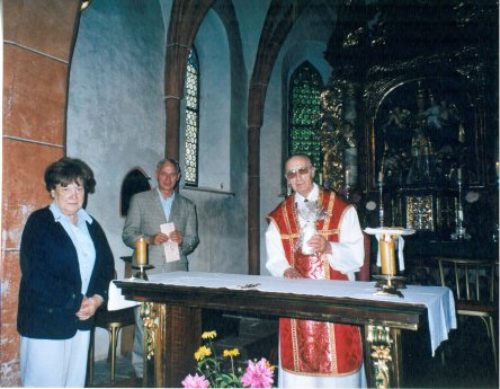 Pfarrer • župnik KR Franz Mörtl mit Frau Stummer und Herrn Ing. Kofler (© Foto: Pfarrarchiv Augsdorf-Loga vas)