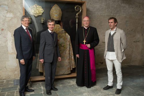 Bischof Schwarz mit LH Kaiser, Diözesankonservator Mahlknecht und Architekt Winkler (v.l.n.r.) in der neuen “Schatzkammer Gurk“ (© Foto: LPD/Peter Just)