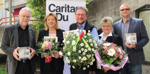 Caritasdirektor Josef Marketz (ganz links) und Vertreter der Blumenhändler helfen “Müttern in Not“ (© Foto: Caritas Kärnten)