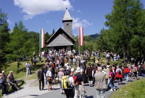 Der traditionelle Nassfeldkirchtag wird als grenzüberschreitendes Fest seit 1948 jährlich begangen.  (© Foto: www.nassfeld.at)