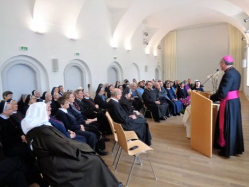 Rund 80 Ordensleute feierten mit Bischof Schwarz den “Tag des geweihten Lebens“. (© Foto: Sr. Pallotti Findenig)