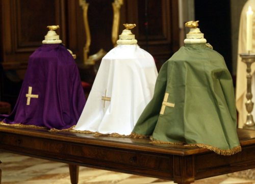24 Liter der drei heiligen Öle, nämlich Chrisam-, Katechumen- und Krankenöl, werden im Rahmen der “Missa chrismatis“ geweiht.  (© Foto: Pressestelle )