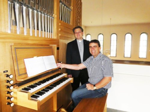 Pfarrer Sedlmaier und Orgelvereinsobmann Engelhardt freuen sich über die neue Orgel. (© Foto: Pfarre Arnoldstein)