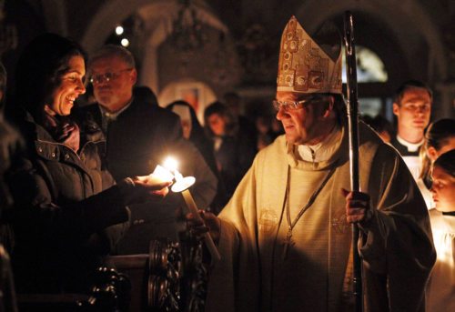 Die Feier der Osternacht bildet den Höhepunkt der Heiligen Woche (im Bild: Osternachtsliturgie 2012 mit Bischof Schwarz). (© Foto: Pressestelle / Eggenberger)