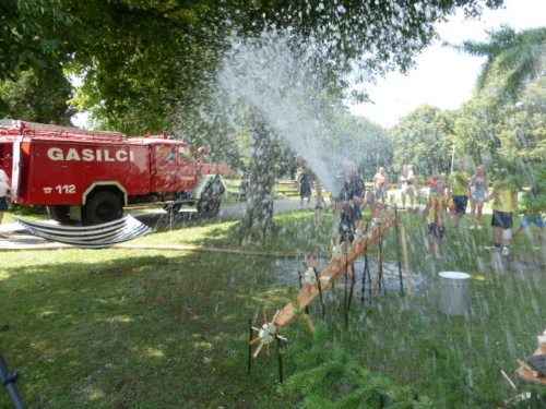 Osvežilno kapljico so pripeljali gasilci iz sosednjih Andrejcec, da bi nam popestrili sončni popoldan. (© Foto: zp)