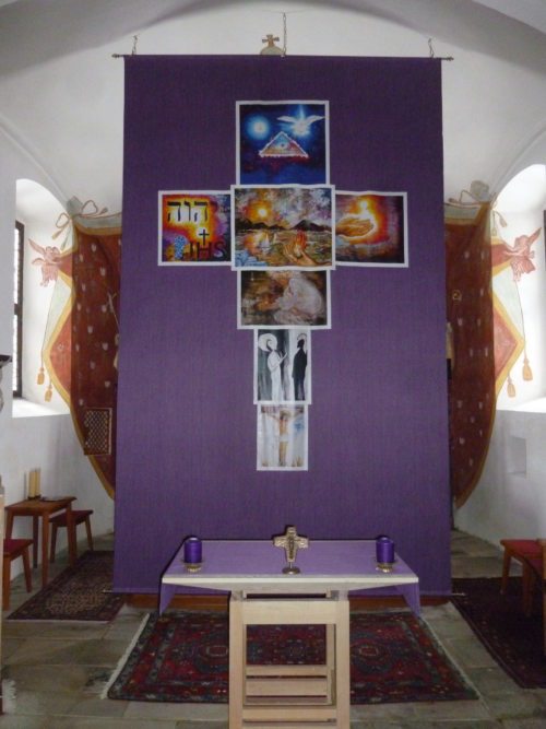 Das “Göltschacher Fastentuch“ zeigt das “Vater unser“ in sieben Bildern, in Kreuzform dargestellt. (© Foto: Pfarre Göltschach)
