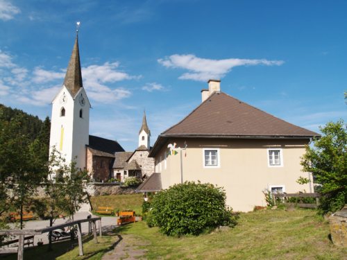 Pfalzkirche mit Pfarrhof (© Foto: Grantner B.)