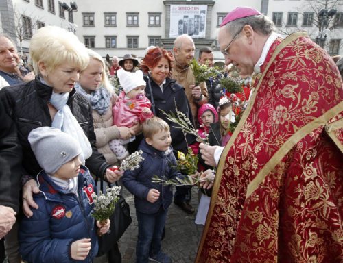 Bischof Schwarz segnet am Klagenfurter Domplatz die Palmzweige.  (© Foto: Pressestelle/Eggenberger)