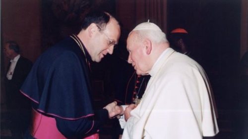 Diözesanbischof Alois Schwarz und Papst Johannes Paul II. (© Foto: Pressestelle)