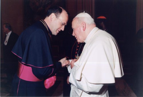Papst Johannes Paul II. mit Bischof Schwarz bei einem Ad-Limina-Besuch der österreichischen Bischöfe (© Foto: Pressestelle der Diözese Gurk)