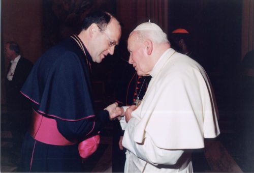 Papst Johannes Paul II. mit Bischof Schwarz bei einem Ad-Limina-Besuch der österreichischen Bischöfe (© Foto: Pressestelle der Diözese Gurk) Papst Johannes Paul II. mit Bischof Schwarz bei einem Ad-Limina-Besuch der österreichischen Bischöfe (© Foto: Pressestelle der Diözese Gurk)