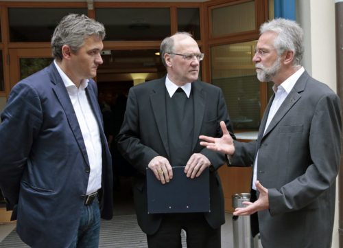 Bischof Schwarz, Seelsorgeamtsdirektor Marketz (r.) und Referent Neubauer im Gespräch (© Foto: Pressestelle/Eggenberger)