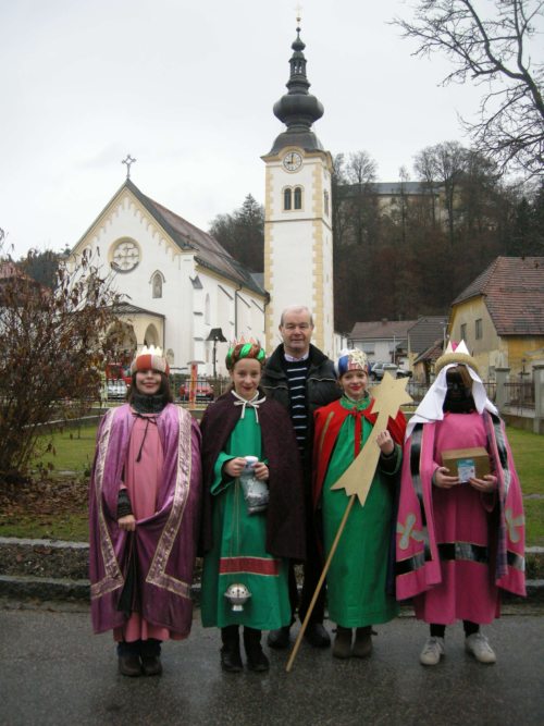Der Pfarrer mit den Sternsingern/Zupnik s tremi kralji (© Foto: Pfarre Bleiburg/Pliberk) Der Pfarrer mit den Sternsingern/Zupnik s tremi kralji (© Foto: Pfarre Bleiburg/Pliberk)