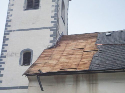 Schwer beschädigt durch den Föhnsturm: Die Pfarrkirche von Kappel/Drau  (© Foto: Bauabteilung/Mikula)