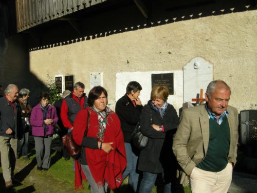 Fachkundiger Begleiter, Herr Gottfried Ogris, geht der Gruppe voran (© Foto: Ing. Rudolf Kofler)