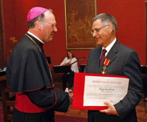 Im Oktober 2007 erhielt Prof. Posch aus den Händen von Bischof Schwarz die Päpstliche Auszeichnung  „Ritter des Ordens vom Heiligen Papst Silvester“.  (© Foto: Pressestelle)