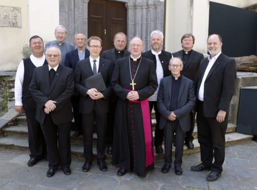 Die diesjährigen Priesterjubilare mit Bischof Schwarz und Referent Kopp.  (© Foto: Pressestelle/Höher)
