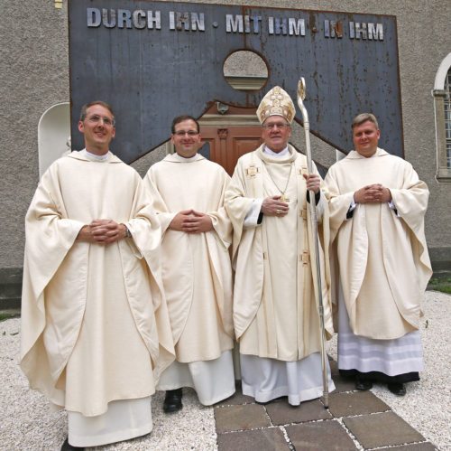 Bischof Schwarz mit den Neupriestern Granig, Kogler und Wege (v. l.) (© Foto: Pressestelle/Eggenberger)