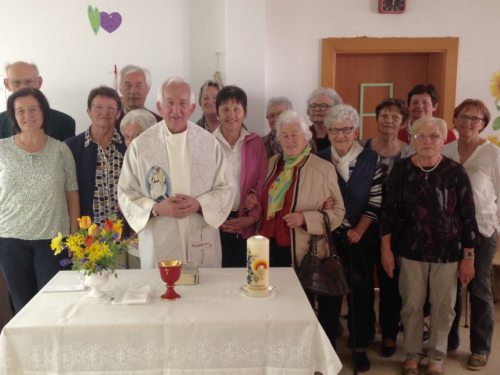TeilnehmerInnen mit Pater Antonio (© Foto: Ingrid Sommer)