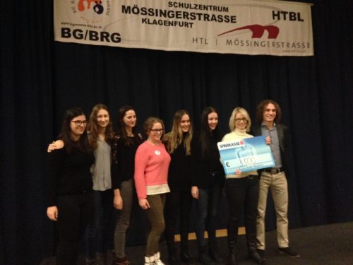 Die engagierten SchülerInnen überreichten Mag. Ulla Nettek die großzügige Spende. (© Foto: Kerstin Holdernig)