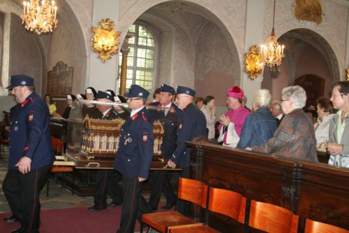 Diözesanbischof Dr. Alois Schwarz hat den Reliquienschrein in die Domkirche begleitet. (© Foto: Stadtpastoral )
