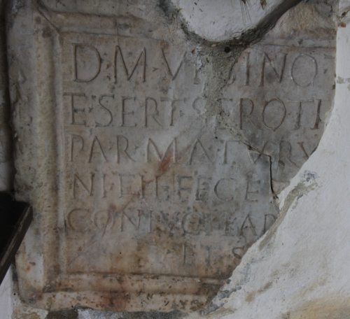 Die eingemauerte römische Grabinschrift an der Westsete neben dem Kirchenportal (© Foto: Fotogard)