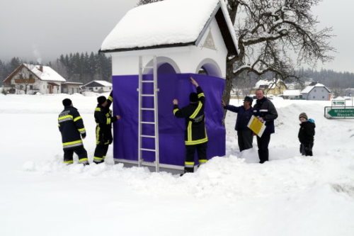 Verhüllung des Rupatkreuzes in Wildenstein / Zakritje Rupratovega križa v Podkanji vasi (© Foto: Florian F. Juch)