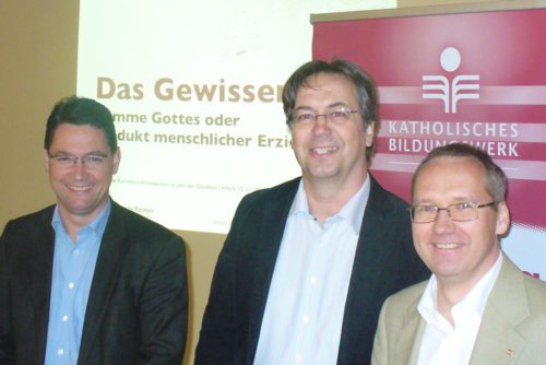 Bildungswerk-Chef Ernst Sandriesser (li.), Referent Karl-Heinz Kronawetter (mi.) und Moderator Christoph Ungermanns (re.) (© Foto: Pfarre Villach-St.Jakob)
