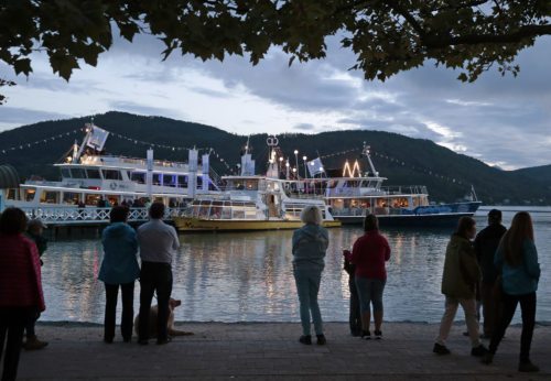 Die traditionelle Marienschiffsprozession am Wörthersee  zieht jährlich tausende Besucher an. (© Foto: Pressestelle/Eggenberger )