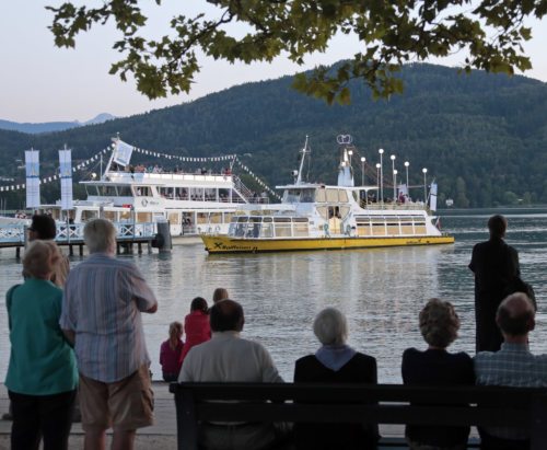 Die traditionelle Marienschiffsprozession am Wörthersee zieht jährlich tausende Besucher an. (© Foto: Pressestelle/Eggenberger )