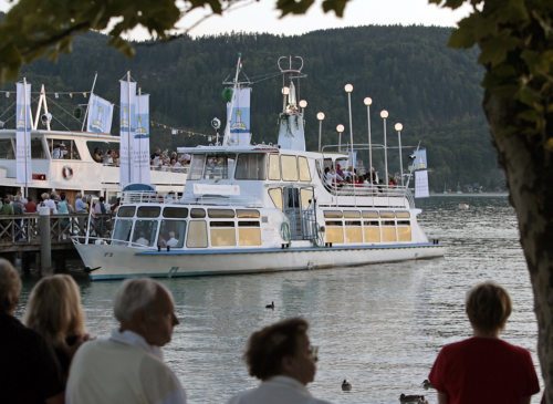 Die traditionelle Marienschiffsprozession am Wörthersee zieht jährlich tausende Besucher an. (© Foto: Pressestelle/Eggenberger)