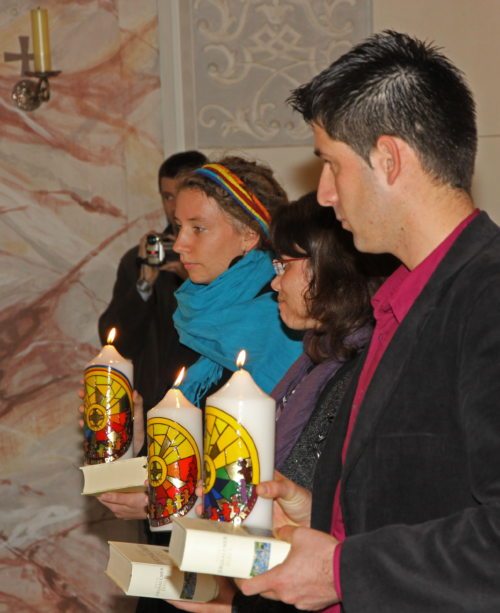Drei Pastoralassistent/innen werden von Bischof Schwarz in den kirchlichen Dienst gesendet (© Foto: Hr. Friessnegg)