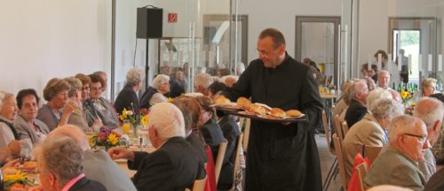Auch Pfarrer GR Stronski ließ es sich nicht nehmen, die Gäste persönlich zu bewirten.  (© Foto: Mag. C. Smolle)