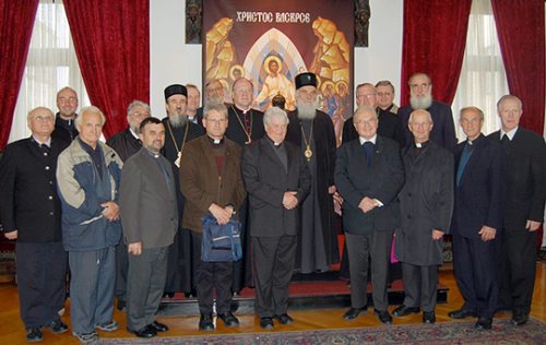 Empfang der Kärntner Delegation unter der Leitung von Diözesanbischof Schwarz beim serbisch-orthodoxen Patriarchen Irenej in Belgrad
in Begleitung des röm.-kath. Erzbischofs Hočevar (© Foto: Siegfried Muhrer) Empfang der Kärntner Delegation unter der Leitung von Diözesanbischof Schwarz beim serbisch-orthodoxen Patriarchen Irenej in Belgrad
in Begleitung des röm.-kath. Erzbischofs Hočevar (© Foto: Siegfried Muhrer)