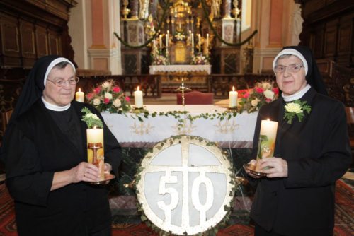 S. Gema Jank in s. Andreja Melcher sta na praznik Marijinega rojstva v romarski cerkvi v Grebinjskem Kloštru izrekli svojo zahvalo Bogu (© Foto: opetnik /nedelja) S. Gema Jank in s. Andreja Melcher sta na praznik Marijinega rojstva v romarski cerkvi v Grebinjskem Kloštru izrekli svojo zahvalo Bogu (© Foto: opetnik /nedelja)