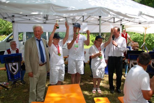 Pfarrer und Bürgermeister gratulierten den Special Olympics Gewinnern./Specialnim olimpionikom sta čestitala župnik in župan. (© Foto: Klaus Jähnisch)
