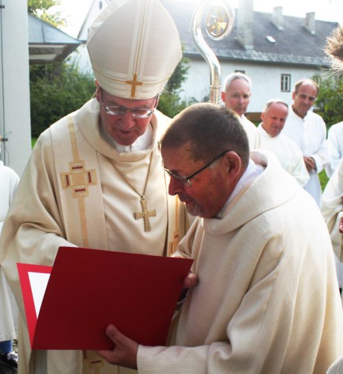 Bischof Schwarz überreicht das Dekret an den neuen Ständigen Diakon Sieghard Wilhelmer. (© Foto: Pfarre St. Martin/ Slišković)