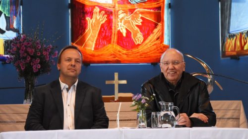 Im ökumenischen Dialog: evang. Pfarrer Ralf Isensee (li.) und kath. Pfarrer Helmut Gfrerer (re.) (© Foto: KH Kronawetter / Internetredaktion)