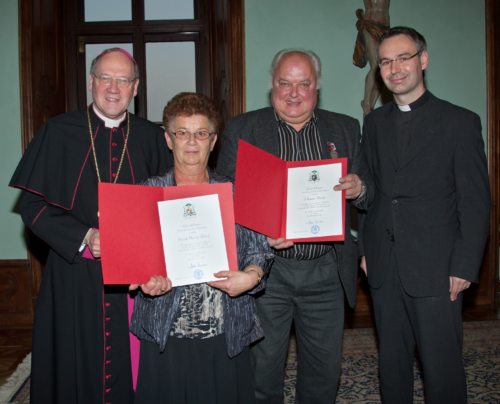 Ehrung Ehepaar Stroj - Podelitev priznanja zakoncema Stroj (© Foto: Bischöfliches Ordinariat - Škofijski ordinariat/ Just)
