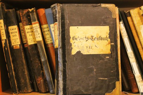 Seit 1619 sind die Matrikenbücher unserer Pfarre erhalten. Die älteren Dokumente werden im Diözesanarchiv aufbewahrt. In der Pfarre befinden sich die Bücher ab ca 1900. (© Foto: Pfarre)