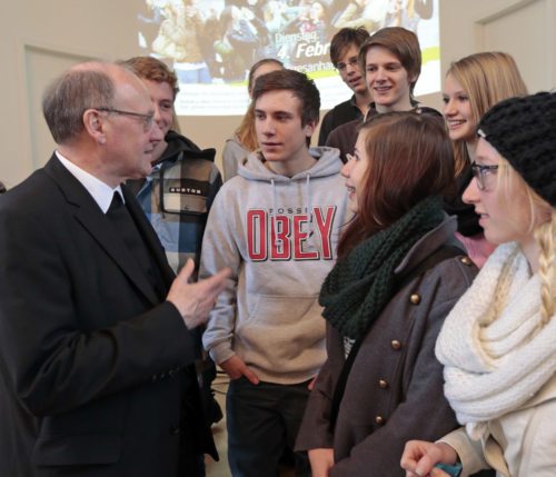 Bischof Schwarz beim TheoTag 2014 im Gespräch mit Jugendlichen (© Foto: Pressestelle/Eggenberger )