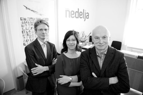 Od leve: izdajatelj Nedelje Tonč Rosenzopf-Jank, nova glavna urednica Mateja Rihter in Hanzi Tomažič (© Foto: Verena Gotthardt)
