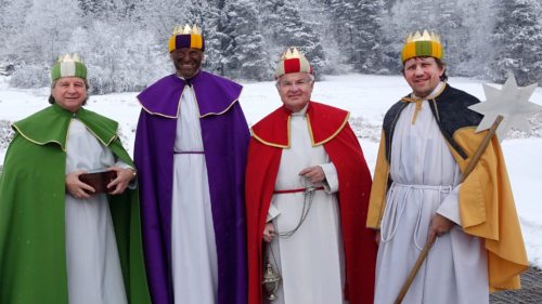 Dreikönigs-                  aktion – Papst Franziskus: “Sternsinger sind  Anwälte der Armen  und Notleidenden“   © UM