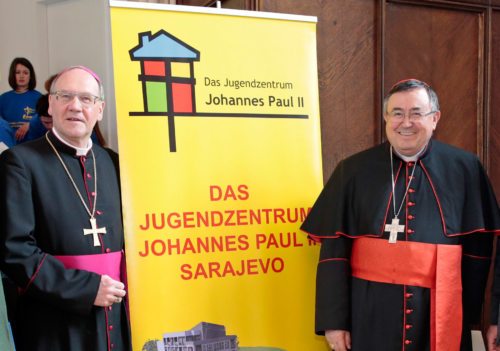 Gegenseitige Besuche und gemeinsame Projekte sind fixe Bestandteile der Diözesanpartnerschaft (im Bild: Bischof Schwarz und Kardinal Puljic beim Friedensfest 2014 in Klagenfurt ). (© Foto: Pressestelle)