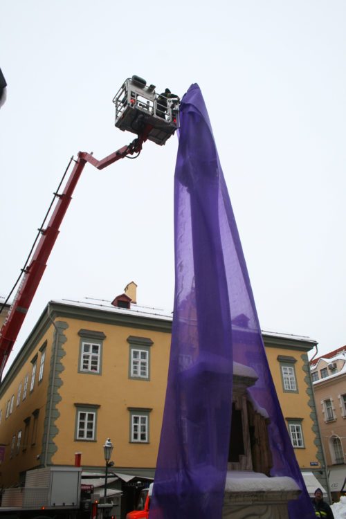 Die Dreifaltigkeitssäule wird verhüllt. (© Foto: Stadtpastoral)