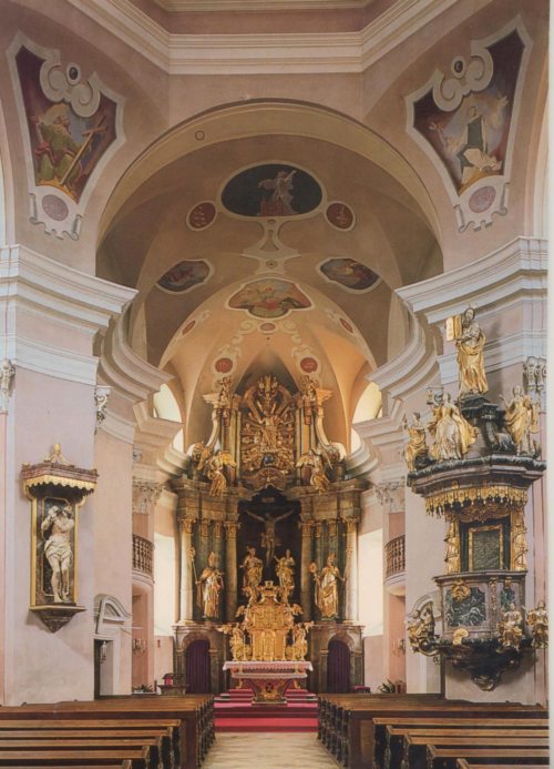 Kirchenraum mit Blick auf den Hauptaltar (© Foto: Pfarre)