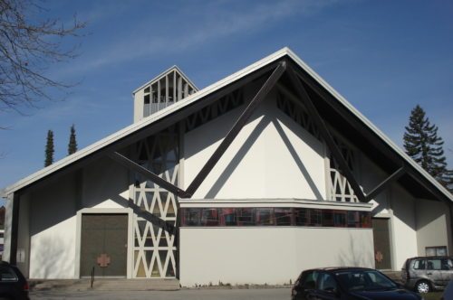 Die Pfarrkirche Villach-Hlgst. Dreifaltigkeit wurde vor 50 Jahren nach Plänen des Architekten Walter Pinzer fertiggestellt. (© Foto: Pfarre Villach-Hlgst. Dreifaltigkeit)
