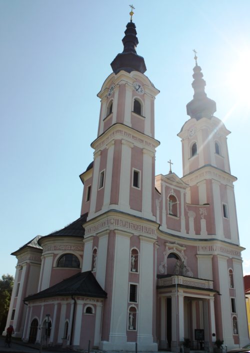 Die Kirche Villach-Heiligenkreuz wurde außen komplett restauriert.  (© Foto: Pressestelle)