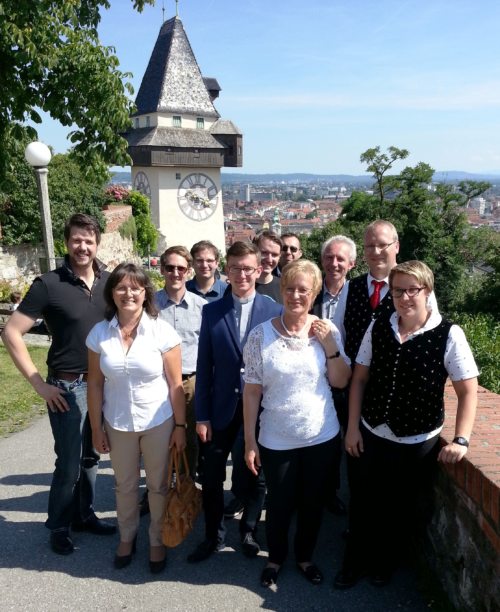 Martin Edlinger mit seinen Familienangehörigen und einige Seminaristen am Grazer Schloßberg. (© Foto: Günter Kriechbaum)